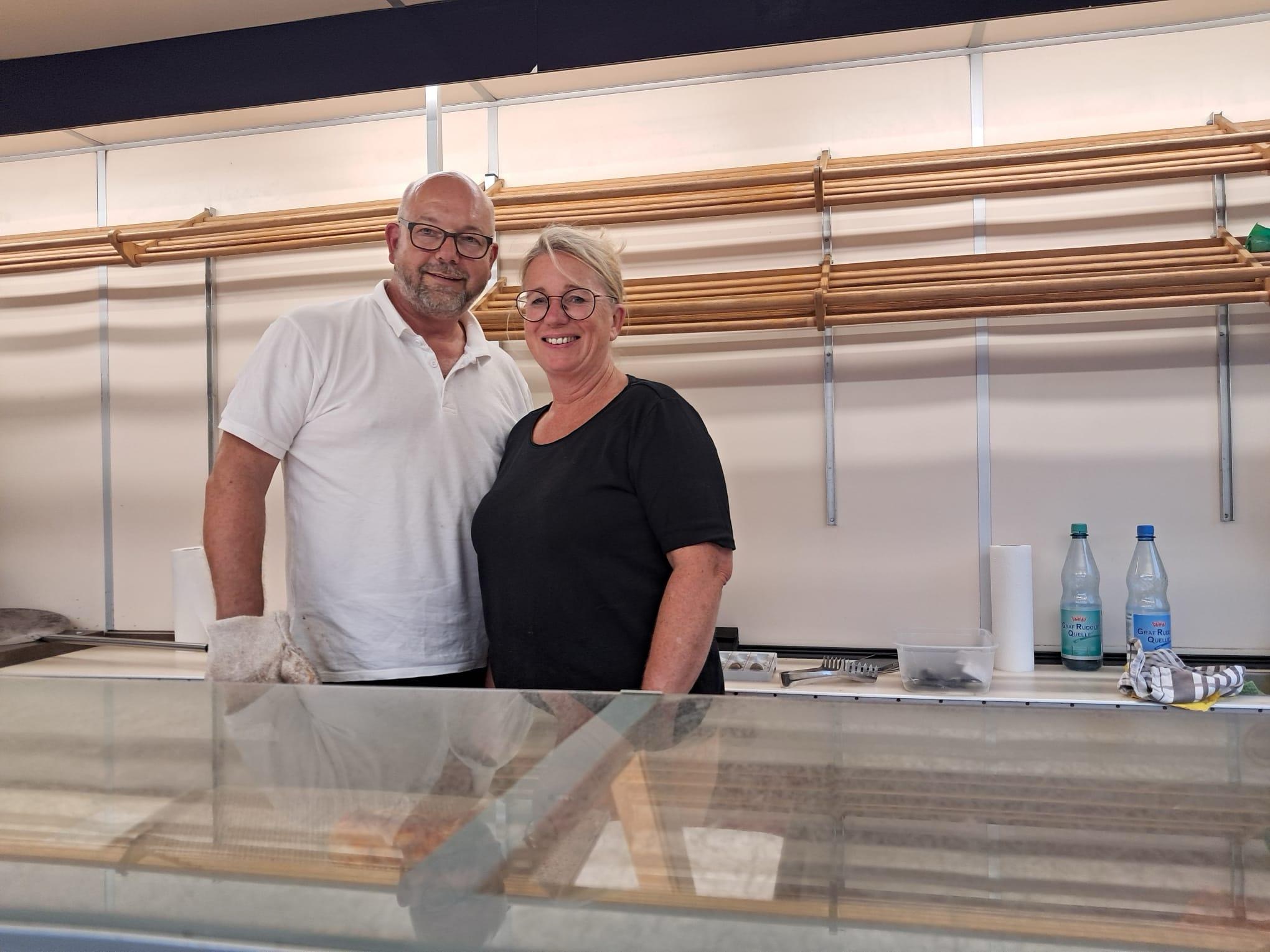 Das Team von Fun and Food Event Ströhen am Verkaufsstand